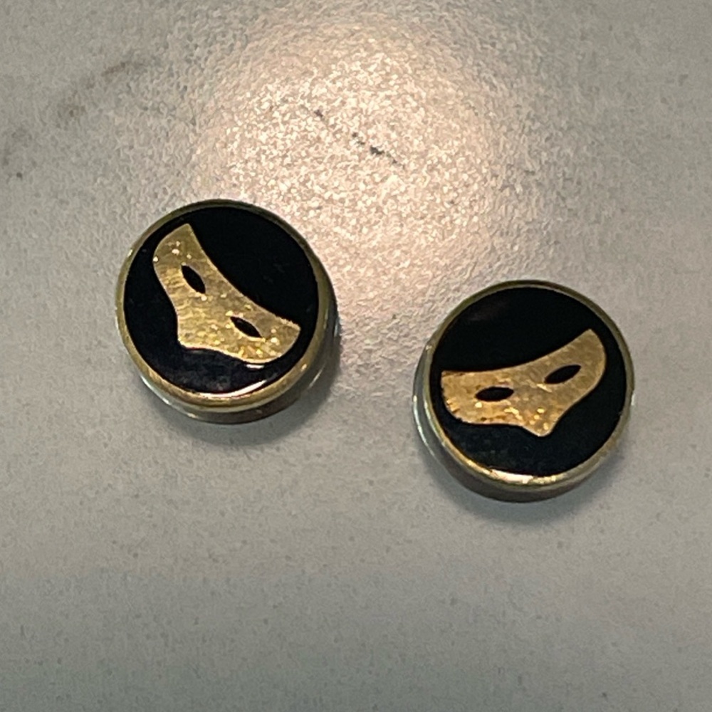 Antique Lapel Pin Set Round In Black With Gold Tone Mask